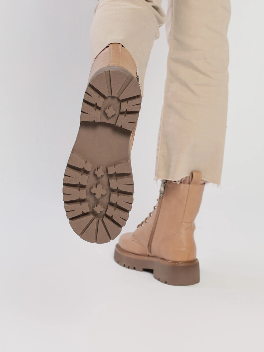 Ботинки бежевого цвета с рельефным протектором